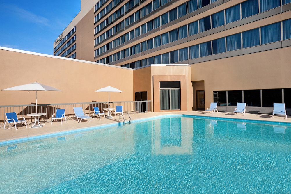 Outdoor pool, Four Points by Sheraton Nashville-Brentwood