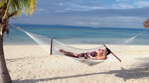 Privatstrand, weißer Sandstrand, Liegestühle, Sonnenschirme