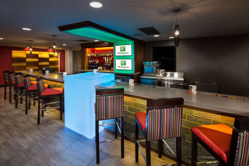 Bar (on property), Holiday Inn Milwaukee Riverfront, an IHG Hotel