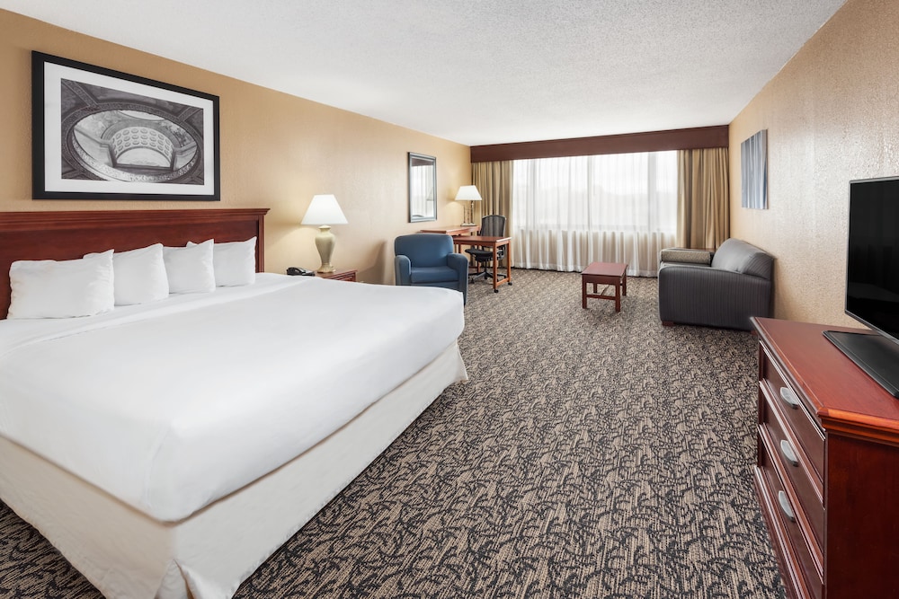 Capitol Plaza Hotel Jefferson City 2018 Room Prices 85 Deals Capitol Plaza Hotel Jefferson City 3 5 Out Of 0 Interior Detail Featured Image Guestroom