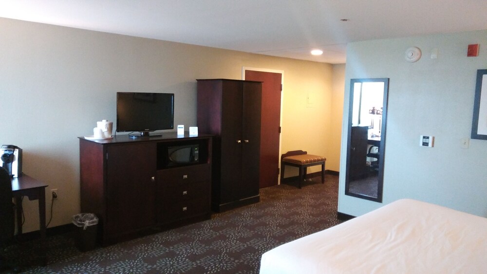 Holiday Inn Express & Suites Pittsburgh West - Greentree, an IHG Hotel