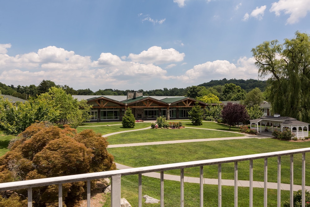 Sleepy Hollow Hotel + Conference Center