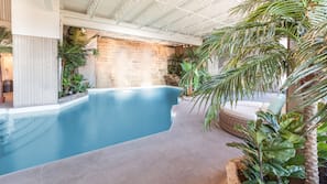 Indoor pool, sun loungers
