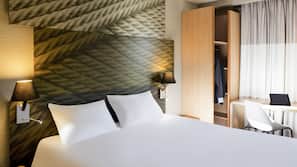 Hochwertige Bettwaren, Schreibtisch, kostenloses WLAN, Wecker
