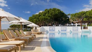 Piscine couverte, 7 piscines extérieures, parasols de plage