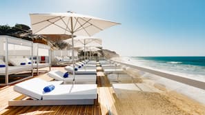 Plage, chaises longues, parasols, serviettes de plage