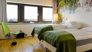 Pengeskab, skrivebord, strygejern/strygebræt, gratis baby-/barnesenge