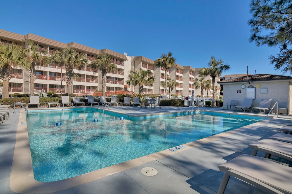 Outdoor pool, Hilton Head Island Beach & Tennis Resort