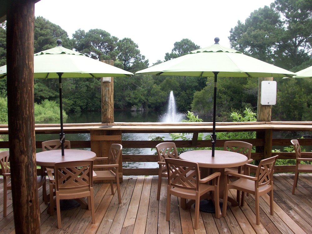 Outdoor dining, Hilton Head Island Beach & Tennis Resort