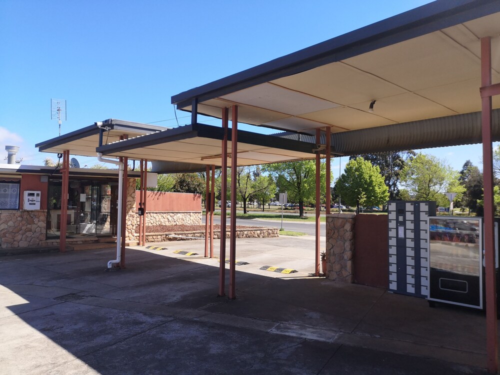 Property entrance, Avenue Motel