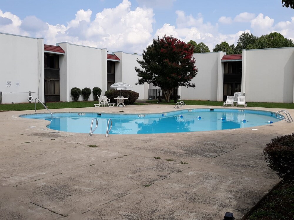 Outdoor pool, OYO Hotel Burlington South