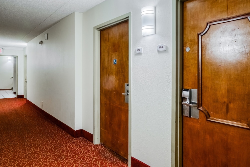 Hallway, OYO Hotel Burlington South