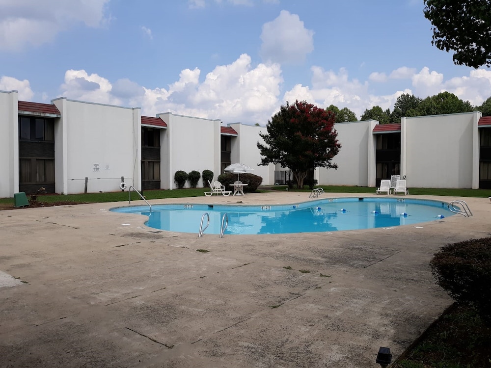 Outdoor pool, OYO Hotel Burlington South