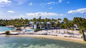 Private beach, white sand, sun loungers, beach towels