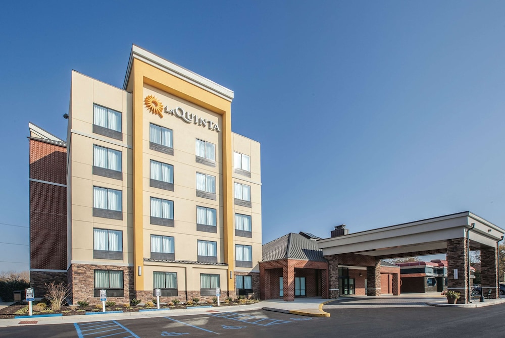 Primary image, La Quinta Inn & Suites by Wyndham Philadelphia Airport