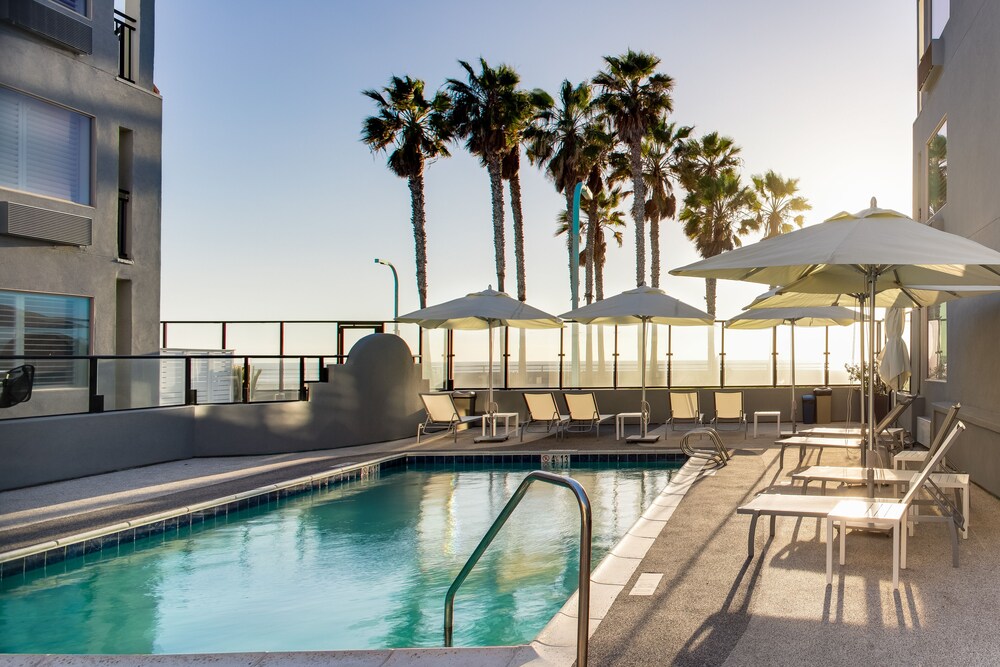 Outdoor pool, Ocean Park Inn