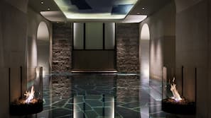 Una piscina cubierta