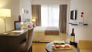 Minibar, escritorio, cortinas opacas y sistema de insonorización