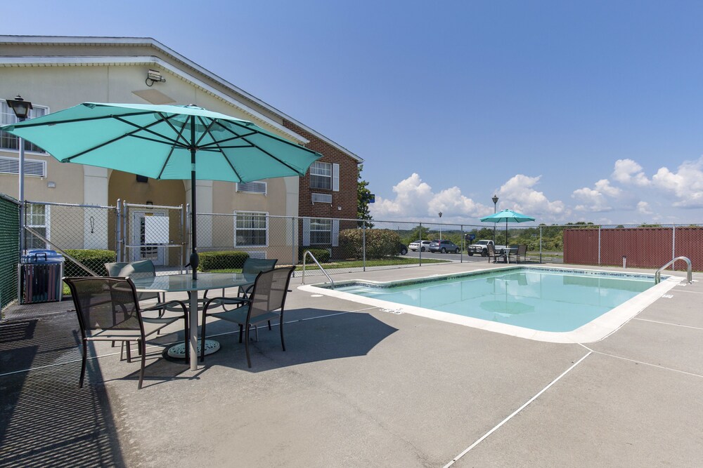 Outdoor pool, Quality Inn Stephens City - Winchester South