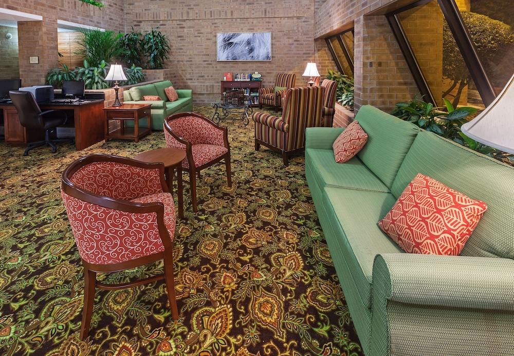 Lobby sitting area, Clarion Inn & Suites Central I-44