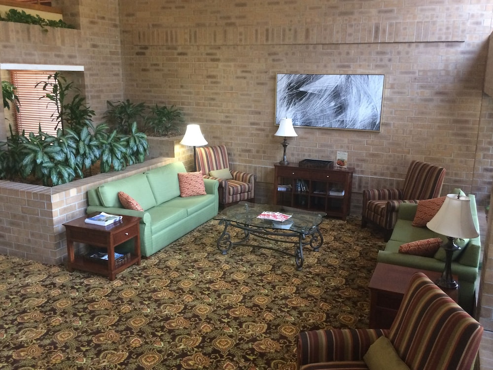 Lobby sitting area, Clarion Inn & Suites Central I-44