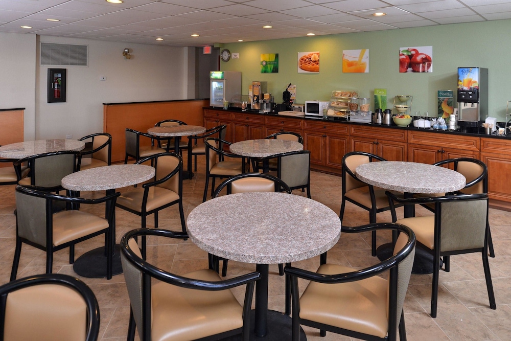 Breakfast area, Quality Inn & Suites