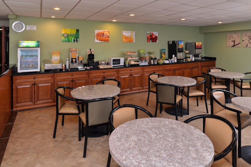 Breakfast area, Quality Inn & Suites