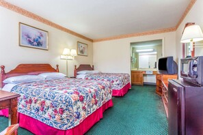 Double Room, 2 Double Beds | Desk, free WiFi, bed sheets