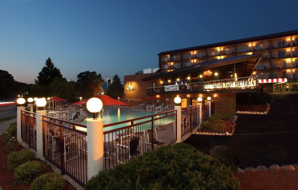 Outdoor pool, Harbor Shores on Lake Geneva