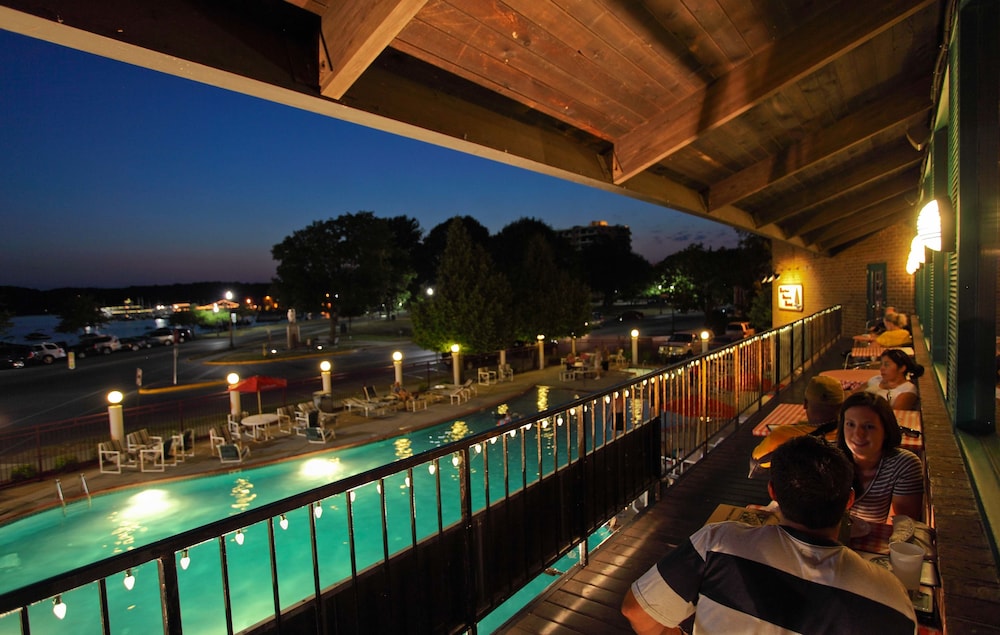 Outdoor dining, Harbor Shores on Lake Geneva