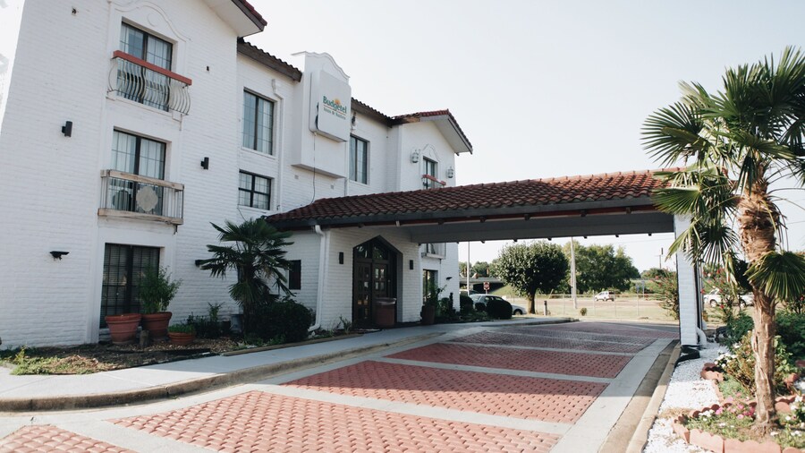 Budgetel Inn & Suites