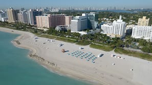 Am Strand, Cabañas (gegen Gebühr), Liegestühle, Sonnenschirme