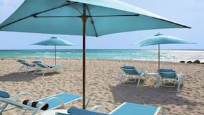 Am Strand, Cabañas (gegen Gebühr), Liegestühle, Sonnenschirme