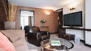 Minibar, caja fuerte, escritorio y cortinas opacas