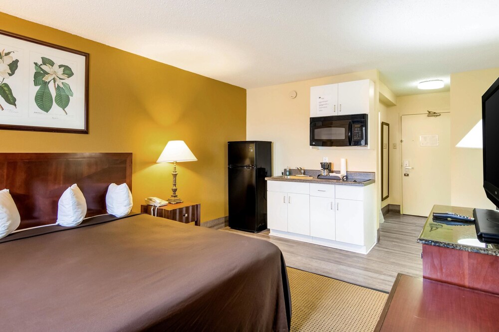 Private kitchenette, Suburban Extended Stay Hotel Chester I-95