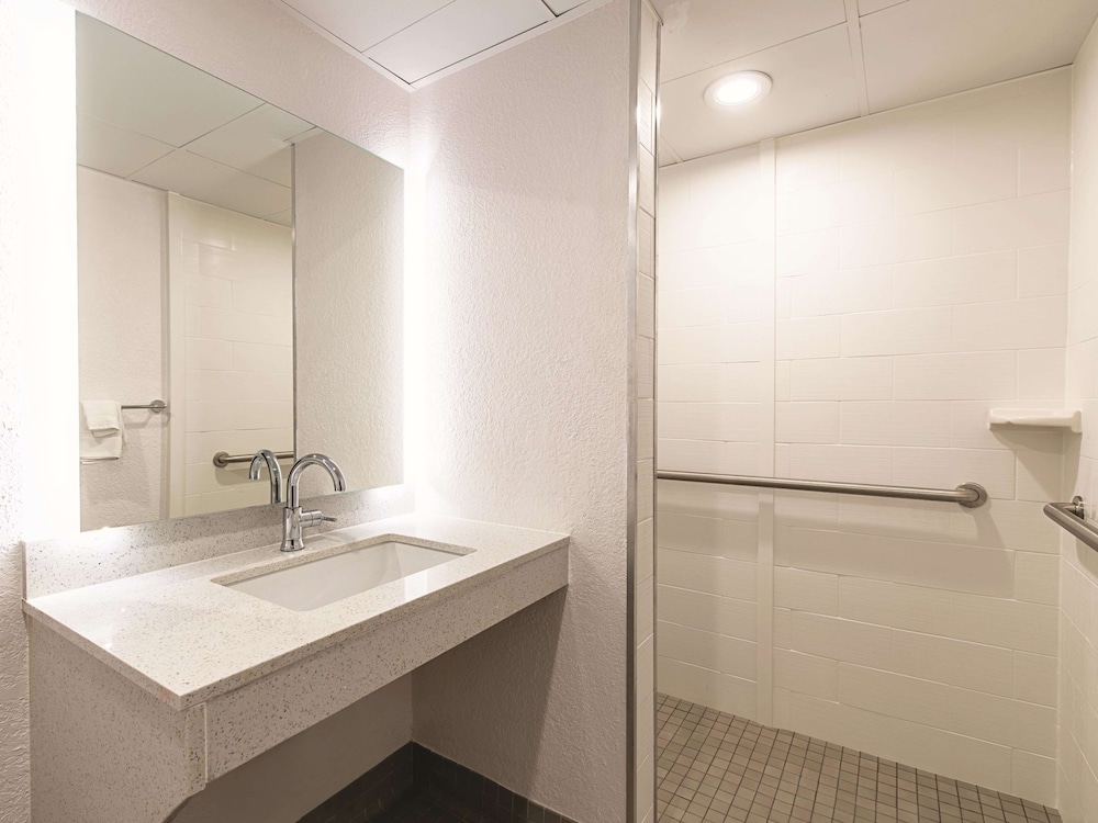 La Quinta Inn & Suites by Wyndham White Plains - Elmsford