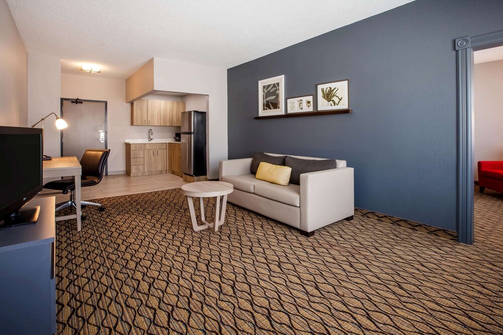 Room, Days Inn & Suites by Wyndham Rochester Hills MI