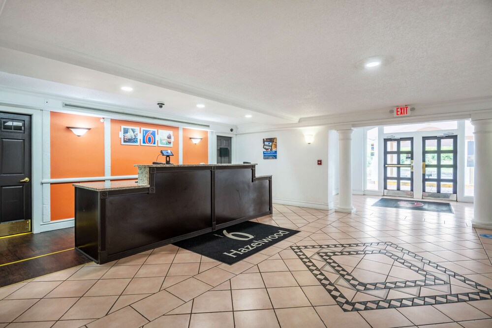 Lobby, Motel 6 Hazelwood, MO