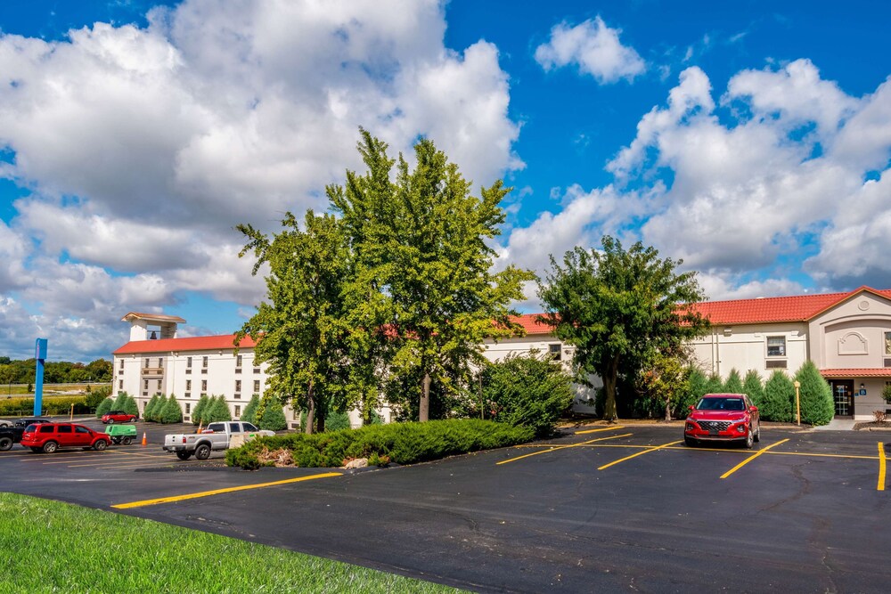 Exterior, Motel 6 Hazelwood, MO