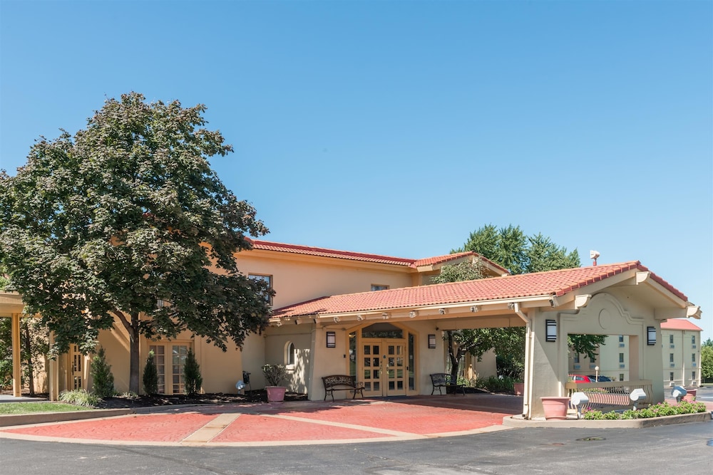 Front of property, Motel 6 Hazelwood, MO