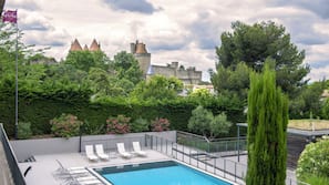Una piscina al aire libre de temporada (de 9:00 a 20:30), sombrillas