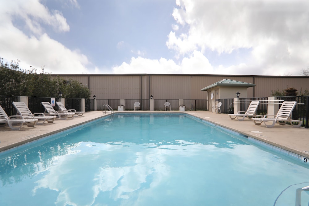 Days Inn by Wyndham Foley in Foley Best Rates & Deals on Orbitz