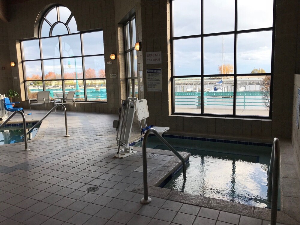 Indoor pool, Doubletree by Hilton Hotel Racine Harbourwalk