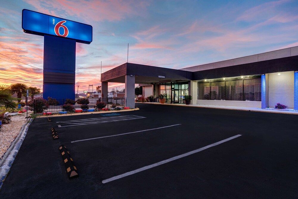 Motel 6 Burlington, NC