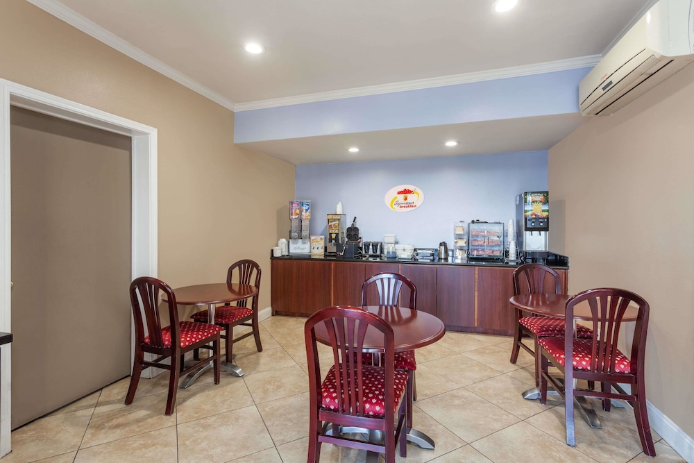 Breakfast area, Super 8 by Wyndham El Cajon CA