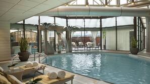 Una piscina cubierta