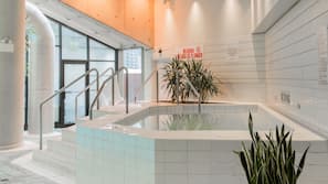 Una piscina cubierta