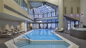 Una piscina cubierta