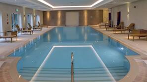 Una piscina cubierta