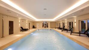 Una piscina cubierta